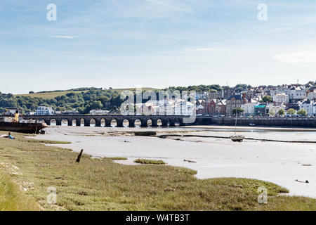 L'ancienne ville maritime de Bideford, Devon, Royaume-Uni, de l'autre côté de la rivière Torridge est à l'eau, le vieux pont sur la gauche Banque D'Images