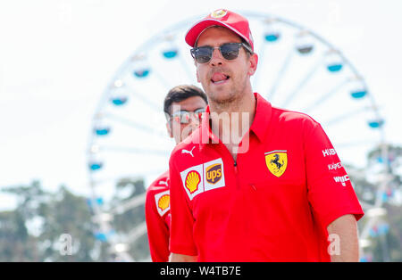 Hockenheim, Allemagne. Le 25 juillet, 2019. Sport : Championnat du Monde de Formule 1, Grand Prix d'Allemagne. Sebastien Vettel de Allemagne de l'équipe de la Scuderia Ferrari traverse la piste. Crédit : Jan Woitas/dpa-Zentralbild/dpa/Alamy Live News Banque D'Images