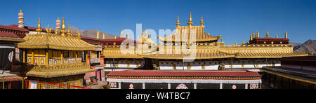 La Chine, Tibet, Lhasa, un panorama de la cour intérieure du temple bouddhiste de Jokhang fondée vers 1652 il annonce est la plus sacrée du temple bouddhiste au Tibet et est une partie de l'Ensemble historique du site du patrimoine mondial de l'UNESCO. Banque D'Images