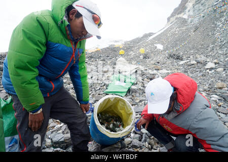 (190725) -- LHASA, 25 juillet 2019 (Xinhua) -- Photo prise le 21 mai 2016 présente les guides de montagne de déchets ménagers sur le Mont Qomolangma dans le sud-ouest de la Chine, région autonome du Tibet. Himalaya Tibet Guide Alpinisme École célèbre son 20e anniversaire à Lhassa, capitale du sud-ouest de la Chine, région autonome du Tibet, le 12 juillet 2019. Fondée en 1999, Tibet Himalaya Guide d'alpinisme, de l'École la première école de formation professionnelle de l'alpinisme en Chine, a formé près de 300 diplômés de guides de haute altitude, le personnel de cuisine, les photographes, les athlètes et les traducteurs.que la lettre de félicitations Banque D'Images