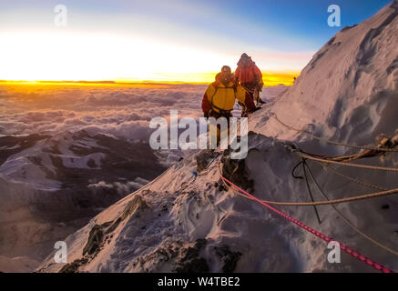 (190725) -- LHASA, 25 juillet 2019 (Xinhua) -- Photo prise le 19 mai 2012 montre l'échelle guides de montagne Mont Qomolangma dans le sud-ouest de la Chine, région autonome du Tibet. Himalaya Tibet Guide Alpinisme École célèbre son 20e anniversaire à Lhassa, capitale du sud-ouest de la Chine, région autonome du Tibet, le 12 juillet 2019. Fondée en 1999, Tibet Himalaya Guide d'alpinisme, de l'École la première école de formation professionnelle de l'alpinisme en Chine, a formé près de 300 diplômés de guides de haute altitude, le personnel de cuisine, les photographes, les athlètes et les traducteurs.que la lettre de félicitations de la C Banque D'Images