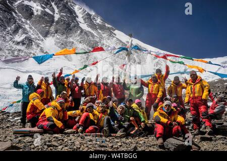 (190725) -- LHASA, 25 juillet 2019 (Xinhua) -- Photo prise le 23 avril 2016 montre les guides de montagne qui pose pour des photos lors de la mise à l'échelle Mont Qomolangma dans le sud-ouest de la Chine, région autonome du Tibet. Himalaya Tibet Guide Alpinisme École célèbre son 20e anniversaire à Lhassa, capitale du sud-ouest de la Chine, région autonome du Tibet, le 12 juillet 2019. Fondée en 1999, Tibet Himalaya Guide d'alpinisme, de l'École la première école de formation professionnelle de l'alpinisme en Chine, a formé près de 300 diplômés de guides de haute altitude, le personnel de cuisine, les photographes, les athlètes et les traducteurs.Comme le congrès Banque D'Images