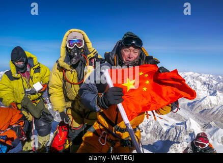 (190725) -- LHASA, 25 juillet 2019 (Xinhua) -- Photo prise le 19 mai 2012 montre l'échelle guides de montagne Mont Qomolangma dans le sud-ouest de la Chine, région autonome du Tibet. Himalaya Tibet Guide Alpinisme École célèbre son 20e anniversaire à Lhassa, capitale du sud-ouest de la Chine, région autonome du Tibet, le 12 juillet 2019. Fondée en 1999, Tibet Himalaya Guide d'alpinisme, de l'École la première école de formation professionnelle de l'alpinisme en Chine, a formé près de 300 diplômés de guides de haute altitude, le personnel de cuisine, les photographes, les athlètes et les traducteurs.que la lettre de félicitations de la C Banque D'Images