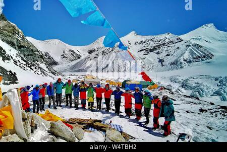 (190725) -- LHASA, 25 juillet 2019 (Xinhua) -- Photo prise le 24 avril 2019 montre les guides de montagne rassemblement sur le Mont Qomolangma dans le sud-ouest de la Chine, région autonome du Tibet. Himalaya Tibet Guide Alpinisme École célèbre son 20e anniversaire à Lhassa, capitale du sud-ouest de la Chine, région autonome du Tibet, le 12 juillet 2019. Fondée en 1999, Tibet Himalaya Guide d'alpinisme, de l'École la première école de formation professionnelle de l'alpinisme en Chine, a formé près de 300 diplômés de guides de haute altitude, le personnel de cuisine, les photographes, les athlètes et les traducteurs.que la lettre de félicitations fro Banque D'Images