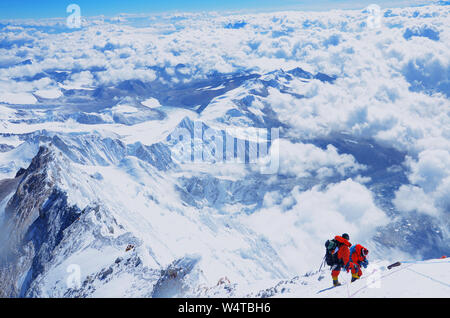 (190725) -- LHASA, 25 juillet 2019 (Xinhua) -- Photo prise le 19 mai 2012 montre l'échelle guides de montagne Mont Qomolangma dans le sud-ouest de la Chine, région autonome du Tibet. Himalaya Tibet Guide Alpinisme École célèbre son 20e anniversaire à Lhassa, capitale du sud-ouest de la Chine, région autonome du Tibet, le 12 juillet 2019. Fondée en 1999, Tibet Himalaya Guide d'alpinisme, de l'École la première école de formation professionnelle de l'alpinisme en Chine, a formé près de 300 diplômés de guides de haute altitude, le personnel de cuisine, les photographes, les athlètes et les traducteurs.que la lettre de félicitations de la C Banque D'Images