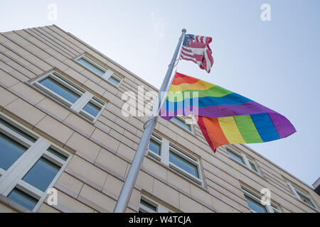 Berlin, Allemagne. Le 25 juillet, 2019. Un drapeau arc-en-ciel se bloque sous un drapeau américain à l'ambassade des Etats-Unis. La 41e Christopher Street Day de Berlin aura lieu le samedi 27 juillet. Credit : Jörg Carstensen/dpa/Alamy Live News Banque D'Images