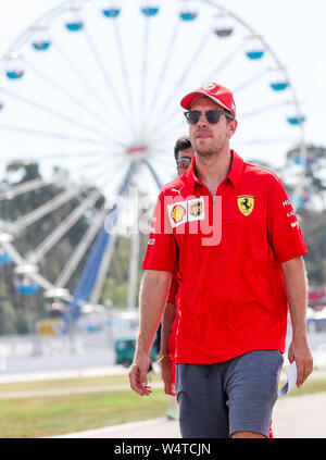 Hockenheim, Allemagne. Le 25 juillet, 2019. Sport : Championnat du Monde de Formule 1, Grand Prix d'Allemagne. Sebastien Vettel de Allemagne de l'équipe de la Scuderia Ferrari traverse la piste. Crédit : Jan Woitas/dpa-Zentralbild/dpa/Alamy Live News Banque D'Images