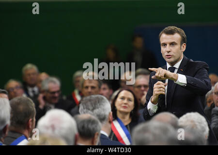 Emmanuel Macron à l'occasion du lancement du grand débat national à Bourgtheroulde (nord de la France) sur 2019/01/15 Banque D'Images