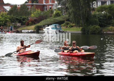 Un homme et deux femmes de la Thames canot approche du pont au niveau du flexible, juste près de Kingston-upon-Thames. Le Royaume-Uni pourrait rencontrer le jour de juillet le plus chaud jamais enregistré plus tard cet après-midi. Banque D'Images