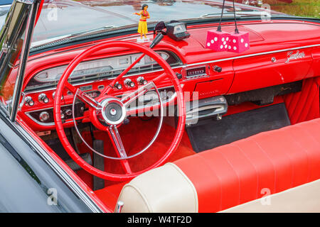 Intérieur rouge d'une voiture classique américain avec fuzzy dice Banque D'Images