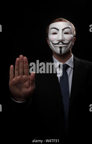 PRAGUE - 6 mars : militant anonyme hacker avec masque studio shot Banque D'Images