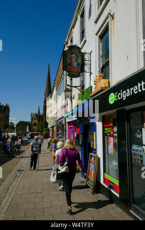 Clients dans la High Street Dumfries Scotland UK Banque D'Images