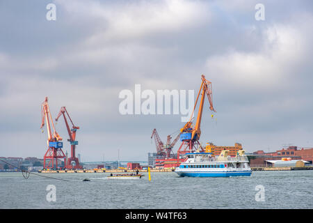 Chantier avec des grues et des bateaux de tourisme à Goteborg Banque D'Images