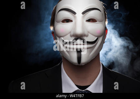 Militant anonyme hacker avec masque studio shot Banque D'Images
