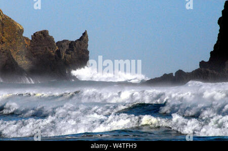 Un coup de niveau d'eau de grande taillade surfez à la hâte des falaises volcaniques à belle robe de plage sur l'île du sud de Nouvelle-Zélande. Banque D'Images