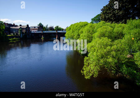 Vue générale de Dumfries Scotland UK avec la rivière Nith à l'avant-plan Banque D'Images