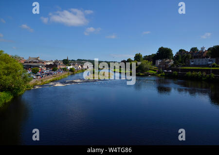 Vue générale de Dumfries Scotland UK avec la rivière Nith à l'avant-plan Banque D'Images