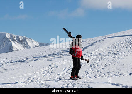 Avec skieur skis sur l'épaule allez jusqu'au haut de la montagne enneigée au soleil de nice 24. Montagnes du Caucase en hiver. La Géorgie, la région, le Mont Gudauri. Kudebi Banque D'Images