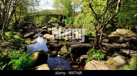 Rochers dans l'Est de la rivière Dart à Dartmeet, notamment les vestiges d'un vieux pont battant. Banque D'Images