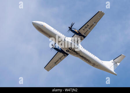 Blue Islands ATR 72 avion de ligne turbopropulseur G-ISLN décollant de l'aéroport de Londres Southend, Essex, Royaume-Uni dans le ciel bleu Banque D'Images