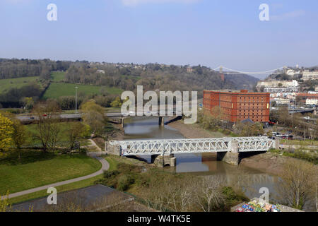 Vue aérienne de l'entrepôt de tabac servile à quais de Bristol avec Clifton Suspension Bridge en arrière-plan Banque D'Images