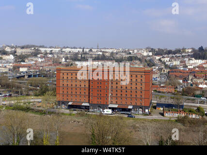 Vue aérienne de l'entrepôt de tabac servile à quais de Bristol avec Clifton Suspension Bridge en arrière-plan Banque D'Images