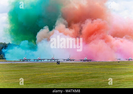 Armée de l'air italienne Aeronautica Militare Frecce Tricolori afficher les essais de l'équipe Systèmes de fumée tourbillonnent création de vert, blanc et couleurs du drapeau rouge Banque D'Images