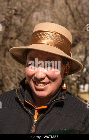 La Chine, Tibet, Lhasa, un Tibétain Khamba femme du Kham, région est du Tibet en pèlerinage pour visiter les lieux saints. Banque D'Images