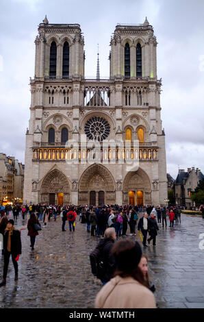 Paris (France) : La Cathédrale Notre-Dame vue depuis la place Banque D'Images