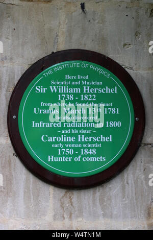 La plaque verte sur mur à William Herschel museum de Bath pour Institut de physique avec les détails de William et Caroline Herschel et de leurs découvertes. Banque D'Images