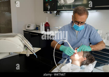 Bureau du dentiste. Prendre soin d'un dentiste dents du patient Banque D'Images