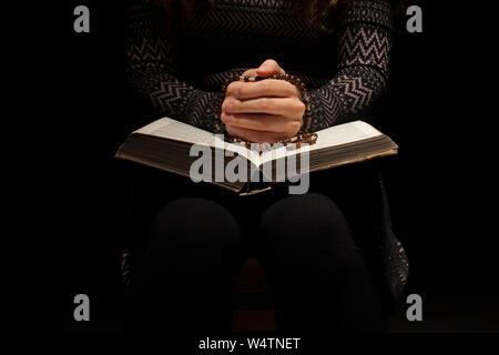 Mains de jeune femme avec la sainte bible et Rosaire Banque D'Images