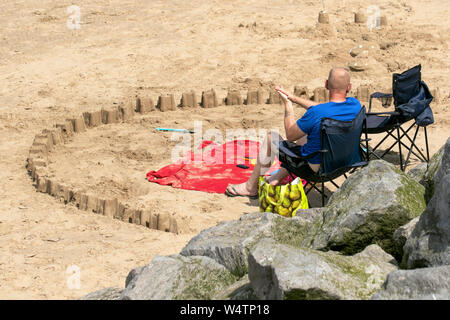 New Brighton, Wallasey. Météo britannique. Le 25 juillet, 2019. Vague de chaleur sur la côte à New Brighton avec des températures qui atteignent 30 °C dans le nord-ouest. Le redécoupage de l'espace, la démarcation, espace personnel nécessaire que les températures montent comme expériences britanniques hottest journée de juillet. Crédit ; Media WorldImags/AlamyLiveNews Banque D'Images