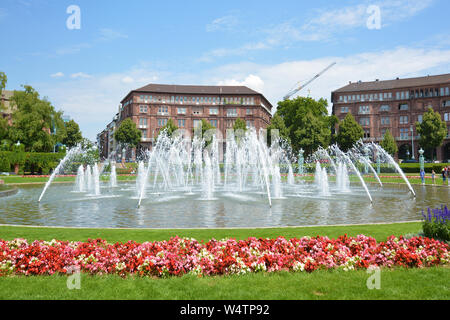 Grandes Fontaines d'eau dans le centre-ville de Mannheim en petit parc appelé 'Friedrichsplatz', un endroit populaire pour les habitants et les touristes de se reposer Banque D'Images