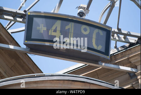 Stuttgart, Allemagne. Le 25 juillet, 2019. L'affichage d'une température à 41 degrés Celsius montre Schlossplatz. Cependant, ce n'est pas une mesure officielle, mais simplement un affichage sur un immeuble commercial. Une nouvelle vague de chaleur fait l'Allemagne avec la sueur des températures record. Credit : Marijan Murat/dpa/Alamy Live News Banque D'Images