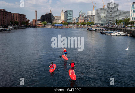 Paddle-pensionnaires Salthouse Dock à Liverpool, que le Royaume-Uni a dépassé le jour de juillet le plus chaud jamais enregistré, avec 36,9 degrés Celsius à Heathrow en cours d'enregistrement. Le record historique de 38,5 degrés est peut-être cassé plus tard cet après-midi. Banque D'Images