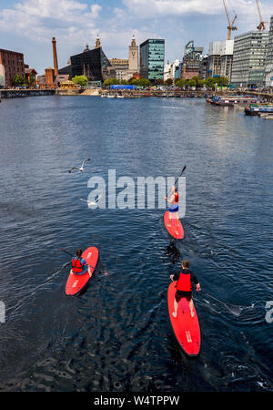Paddle-pensionnaires Salthouse Dock à Liverpool, que le Royaume-Uni a dépassé le jour de juillet le plus chaud jamais enregistré, avec 36,9 degrés Celsius à Heathrow en cours d'enregistrement. Le record historique de 38,5 degrés est peut-être cassé plus tard cet après-midi. Banque D'Images