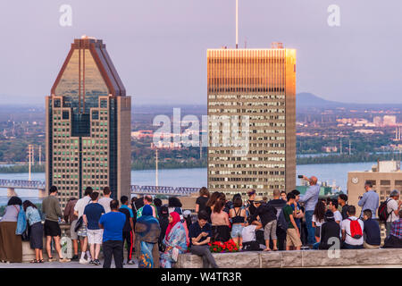 Montréal, CA - 24 juillet 2019 : les touristes profitant de la vue sur les toits de Montréal Kondiaronk Belvedere en été au coucher du soleil. Banque D'Images