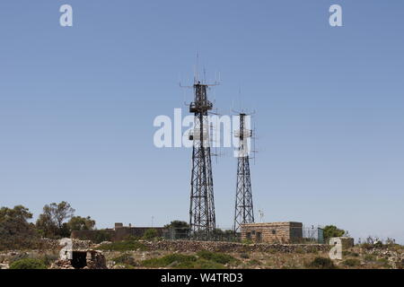 Trois mâts d'antenne simple avec les antennes pour recevoir des signaux. Banque D'Images