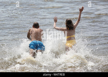 Hambourg, Allemagne. Le 25 juillet, 2019. Les excursionnistes sauter dans l'Elbe à hautes températures en été à la plage de Övelgönne. Une nouvelle vague de chaleur fait l'Allemagne avec la sueur des températures record. Credit : Bodo Marks/dpa/Alamy Live News Banque D'Images