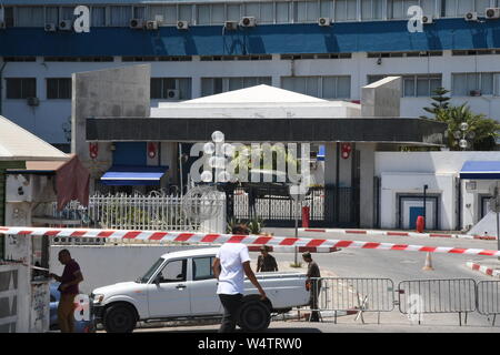 (190725) --TUNIS, 25 juillet 2019 (Xinhua) -- Photo prise le 25 juillet 2019 montre l'hôpital militaire tunisien à Tunis, Tunisie. Le Président tunisien BEJI CAID ESSEBSI est mort jeudi à l'âge de 92 ans à l'hôpital militaire de la capitale Tunis, une déclaration de la présidence a dit. Essebsi est né en novembre 1926 et a pris en charge la présidence tunisienne après avoir remporté des élections de 2014. (Photo par Adele Ezzine/Xinhua) Banque D'Images