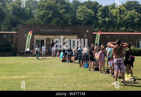 High Wycombe, Buckinghamshire. 25 juillet 2019. Météo France : Queue de personnes dans le temps chaud en attente d'entrée à une piscine extérieure à High Wycombe pendant la canicule au Royaume-Uni Juillet Lido Seigle Centre, High Wycombe le 25 juillet 2019. Photo par Andy Rowland. Credit : premier Media Images/Alamy Live News Banque D'Images