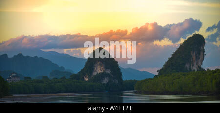 Krabi Thailande Falaises calcaires et Pak Nam River au coucher du soleil Banque D'Images