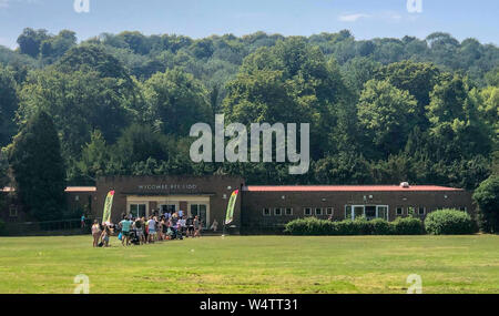 High Wycombe, Buckinghamshire. 25 juillet 2019. Météo France : Queue de personnes dans le temps chaud en attente d'entrée à une piscine extérieure à High Wycombe pendant la canicule au Royaume-Uni Juillet Lido Seigle Centre, High Wycombe le 25 juillet 2019. Photo par Andy Rowland. Credit : premier Media Images/Alamy Live News Banque D'Images