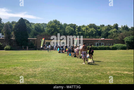 High Wycombe, Buckinghamshire. 25 juillet 2019. Météo France : Queue de personnes dans le temps chaud en attente d'entrée à une piscine extérieure à High Wycombe pendant la canicule au Royaume-Uni Juillet Lido Seigle Centre, High Wycombe le 25 juillet 2019. Photo par Andy Rowland. Credit : premier Media Images/Alamy Live News Banque D'Images