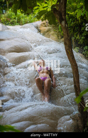 Bikini Girl bénéficie d' eau de Bua Tong cascade Cascades Chiang Mai Thaïlande Banque D'Images