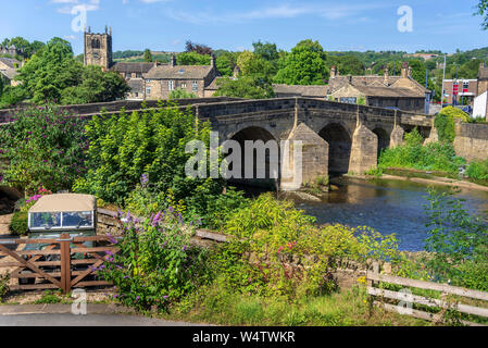 Le pont sur la rivière Aire à Bingley dans le West Yorkshire. Banque D'Images