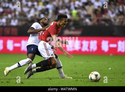 (190725) -- SHANGHAI, le 25 juillet 2019 (Xinhua) -- Mason Greenwood (R) de Manchester United fait concurrence au cours de la Coupe des Champions International 2019 football match entre Manchester United et Tottenham Hotspur à Shanghai, la Chine orientale, le 24 juillet 2019. Xinhua/Stringer Banque D'Images