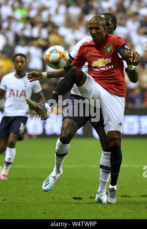(190725) -- SHANGHAI, le 25 juillet 2019 (Xinhua) -- Ashley Young (avant) de Manchester United fait concurrence au cours de la Coupe des Champions International 2019 football match entre Manchester United et Tottenham Hotspur à Shanghai, la Chine orientale, le 24 juillet 2019. Xinhua/Stringer Banque D'Images