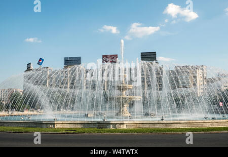 Bucur Fontaine dans Piața Unirii Square (unification), Bucarest, Roumanie. Il y a un affichage spectaculaire avec de la musique sur les soirs de fin de semaine en été Banque D'Images